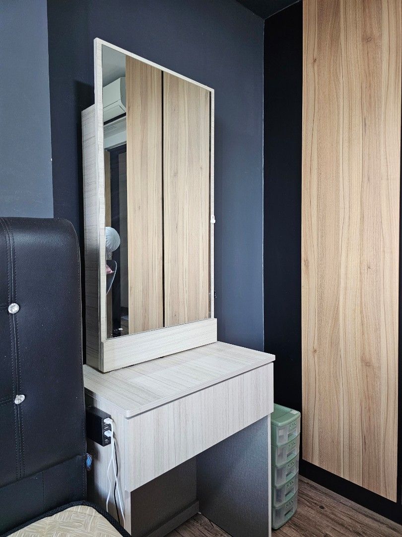 Minimalist Dressing Table with Mirror