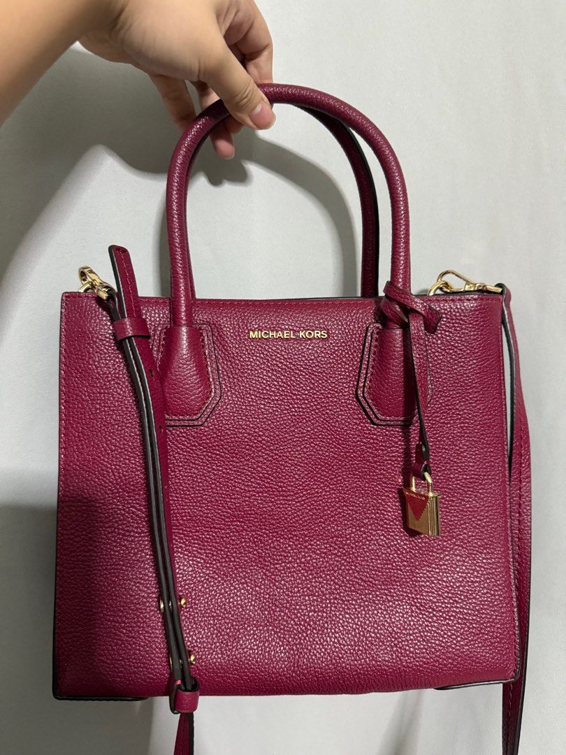 MK Mercer Medium Messenger 😍 (Category: Luxury Bags & Wallets) located in Manila. Submitted by tigris. (Listing ID 1376230961, Image 1). Description: SUPER GANDA!! 😍 Price reduced from 3.6k ❤️ No flaw! Good as new! Selling really low na need funds lang pero gandang ganda talaga ko dito! Ang dami mo pa malalagay. Hardwares mas makinang pa sa totoong gold 😆 Super mura na nito for its condition and colorway niya mahal pa talaga, around 15k pa. No