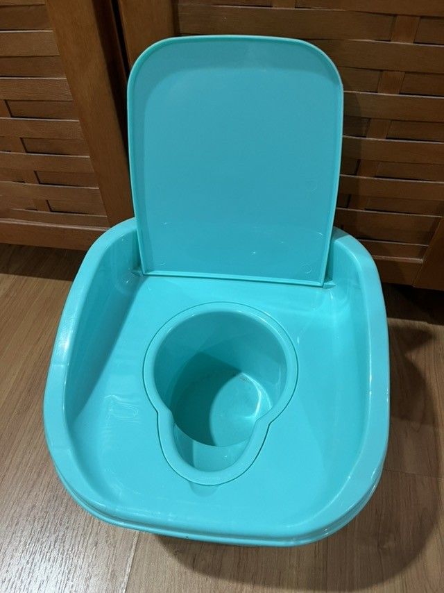 Mom & Baby Potty Trainer (Category: Toilet Training) located in Quezon City. Submitted by konmare (Listing ID 1376360401, Image 1). Description: 4 in 1 Potty Trainer Potty Trainer Training seat Chair Stepping Stool Available in Mint Green and Pink RFS outgrown, decluttering Pickup at QC.