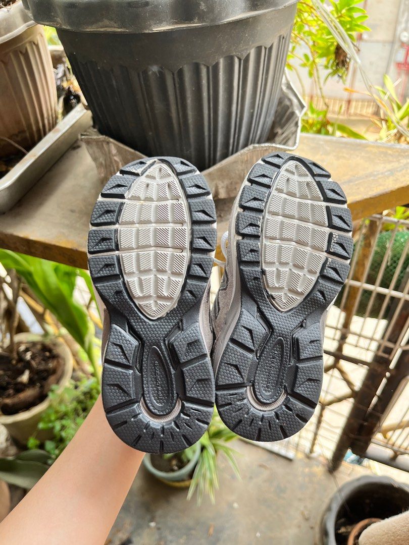 NEW BALANCE 990 V5 Kids (Category: Babies & Kids Fashion) located in Antipolo. Submitted by kitclothing (Listing ID 1376370888, Image 3). Description: US 7K UK 6.5K FR 23.5 / 13.5CM NEEDS CLEANING Payment via Gcash/Bank Transfer Shipping via Regular J&T Price is still negotiable for sure buyer.