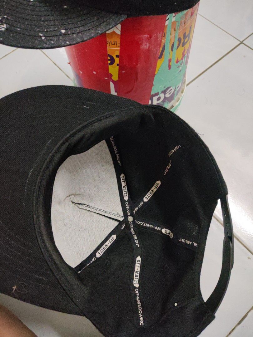Off white (Category: Cap & Hats) located in Kuala Lumpur. Submitted by limmalek6608890 (Listing ID 1376388837, Image 2). Description: Not legit.