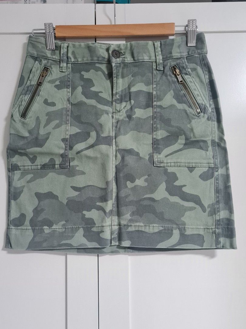 Old navy skirt (Category: Skirts) located in Las Pinas. Submitted by thegentlethread (Listing ID 1376418273, Image 1). Description: size 4 on tag (S) 16 1/2 inch length no stretch 14 inch waist laid flat gcash or bpi online only no when worn, hindi na kasya.