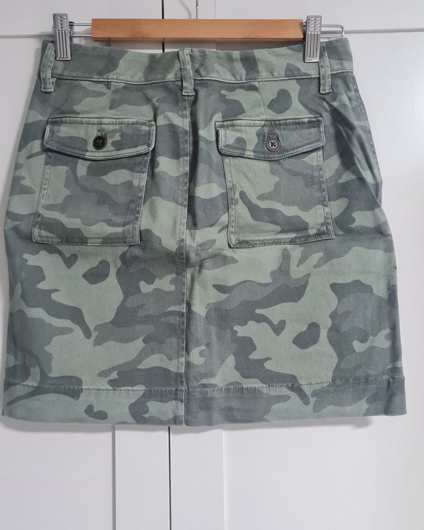 Old navy skirt (Category: Skirts) located in Las Pinas. Submitted by thegentlethread (Listing ID 1376418273, Image 2). Description: size 4 on tag (S) 16 1/2 inch length no stretch 14 inch waist laid flat gcash or bpi online only no when worn, hindi na kasya.