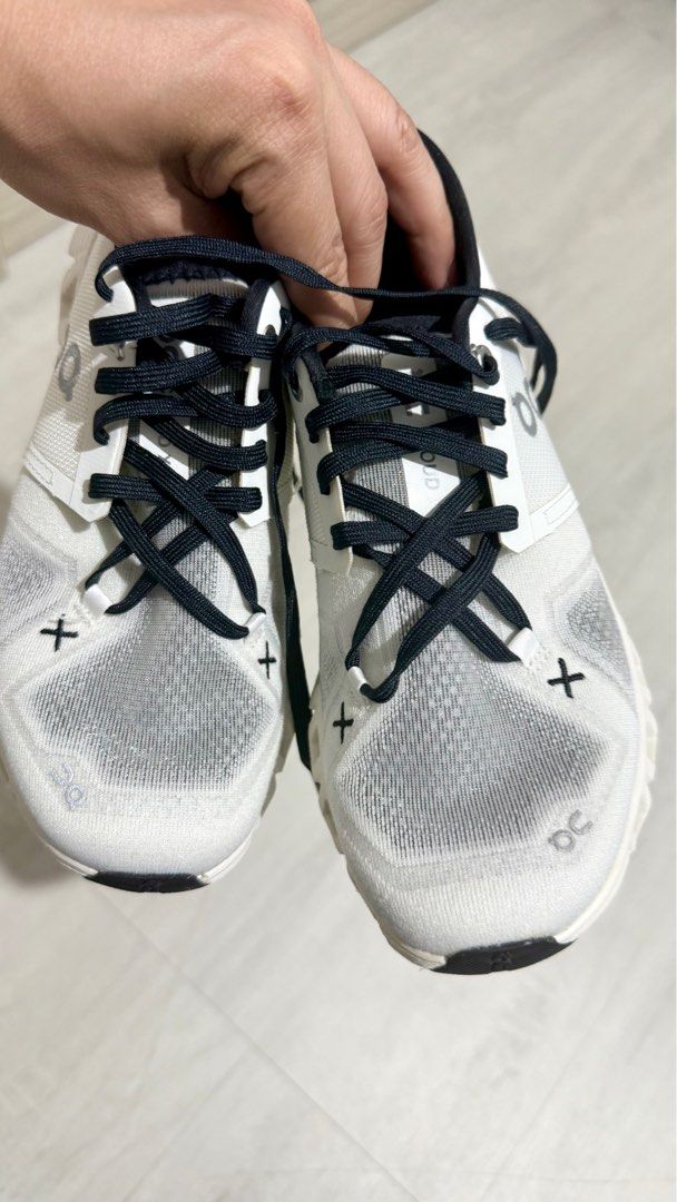 On Cloud (Category: Sneakers & Footwear) located in Singapore. Submitted by _jrol_ (Listing ID 1376353296, Image 1). Description: .