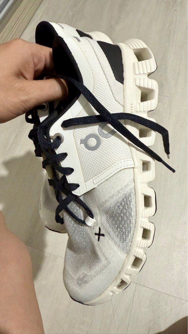On Cloud (Category: Sneakers & Footwear) located in Singapore. Submitted by _jrol_ (Listing ID 1376353296, Image 2). Description: .