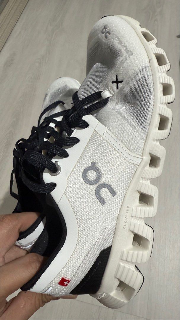 On Cloud (Category: Sneakers & Footwear) located in Singapore. Submitted by _jrol_ (Listing ID 1376353296, Image 3). Description: .
