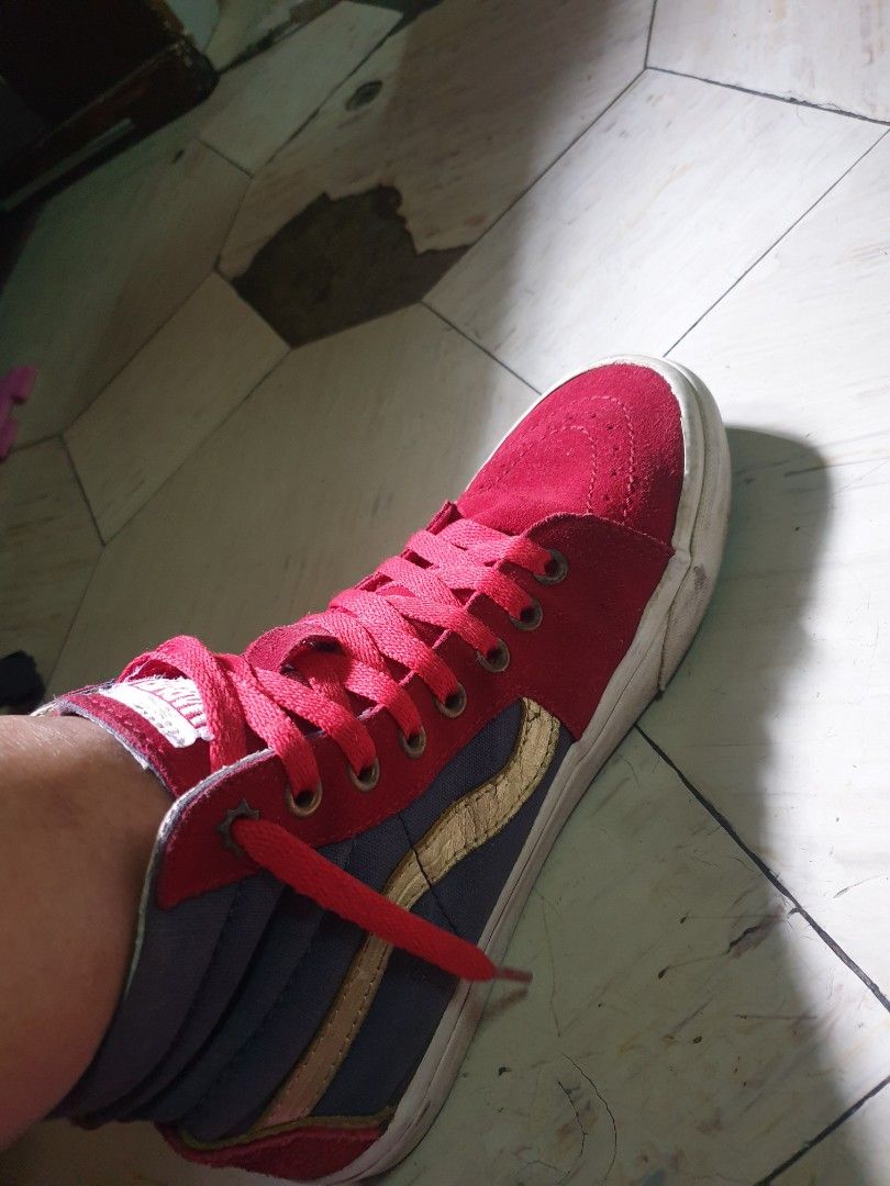ORIGINAL VANS LIMITED EDITION (captain marvel) (Category: Sneakers) located in Antipolo. Submitted by jhongtee (Listing ID 1376421601, Image 3). Description: limited edition !!! maliit na , may signs of usage ( see picture ) nastock ng matagal sa shoe box but still very pretty and astig pag suot . mganda pa and malinis nagbabakbak lang sa loob di kase nagagamit ..