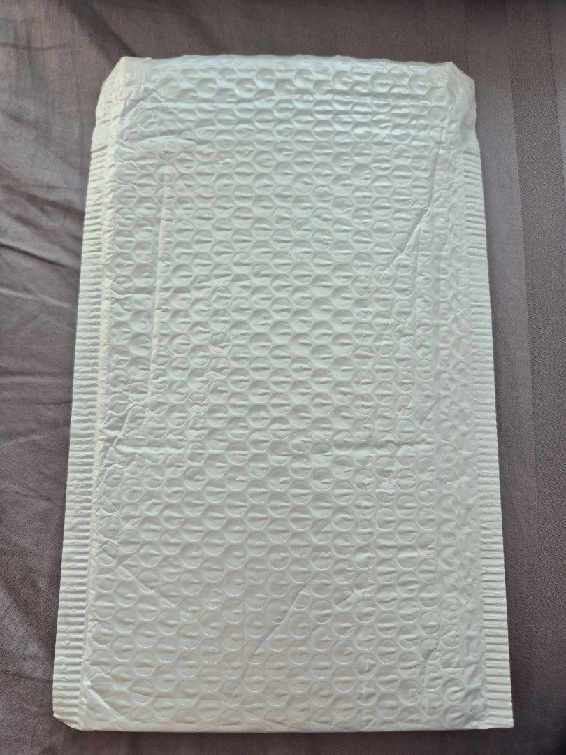 Padded bubble envelope (Category: Stationery & School Supplies) located in Singapore. Submitted by sawadii (Listing ID 1376223333, Image 1). Description: 24x16.5cm 21 pcs self collect or add $8 for delivery pm or contact 9859 0700.
