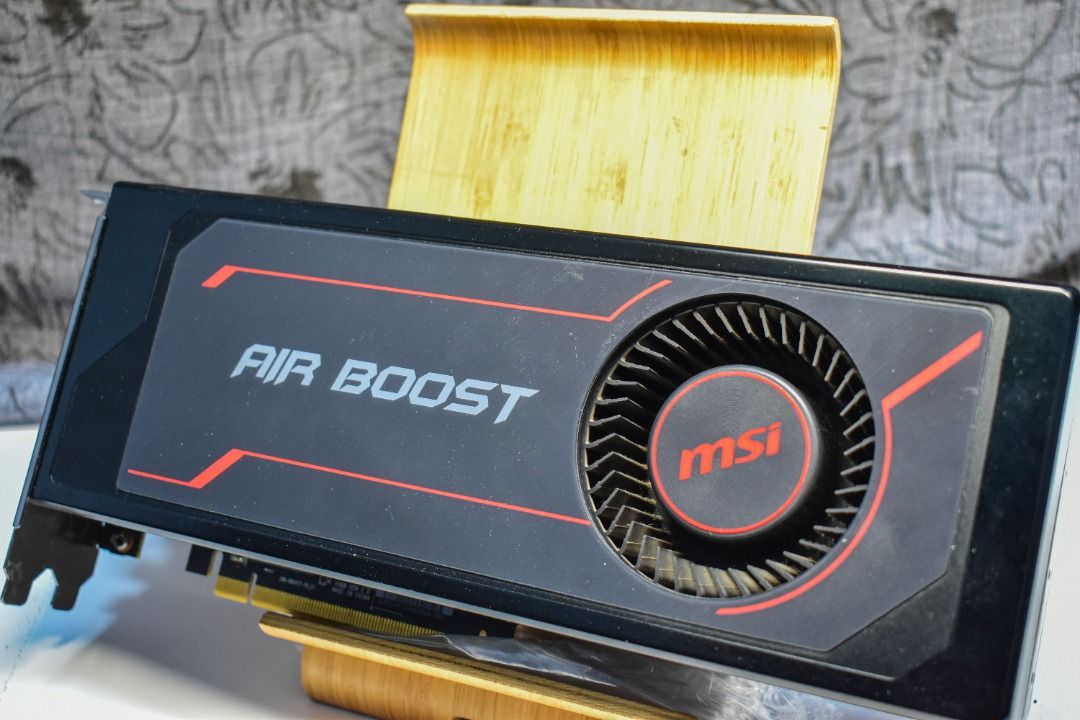 由 jimmyho47633847 (刊登 ID 1376325187，圖片 1) 提交，位於 嘉義市 (Chiayi City) 的 MSI 微星 顯示卡 AMD Vega56 8G Air Boost OC /二手良品/功能正常/同等GTX 1070 (類別：電腦周邊產品)，說明：📍商品名稱：MSI 微星 顯示卡 AMD Vega56 8GB Air Boost OC MS-V368 📍核心規格： ✔ GPU 架構：Vega 10 XL（GCN 5.0），3584 流處理器 ✔ 核心時脈：Base 1156 MHz、Boost Up 至 1471 MHz（OC 版可達約 1520 MHz） ✔ 記憶體：8 GB HBM2，頻率 800 MHz（等效 1600 MHz），2048‑bit 記憶體匯流排，頻寬約 409.6 GB/s ✔ TDP：約 210 W ✔ 建議電源供應額度：650 W 以上 ✔ 電源連接：2×8‑pin ✔ 散熱配置：單風扇鼓風式（blower），適合密閉機