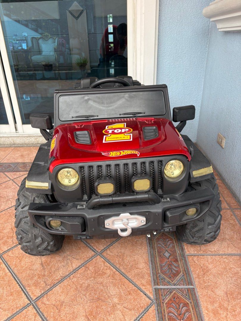 Rechargeable 4x4 Electric Kids Car (Category: Remote Control Toys) located in Mandaluyong City. Submitted by barista.essentials (Listing ID 1376239140, Image 1). Description: Rechargeable Jeep Car Good for 4-7 years old Good Condition Can fit 2 kids No Issues With remote control so parents can drive the car or supervise the child when driving. Child can also drive the car..