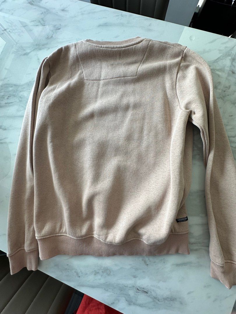 Sweater Threadbare (Category: Sleep and Loungewear) located in Singapore. Submitted by bigfizzyfish (Listing ID 1376313266, Image 3). Description: Hardly worn.