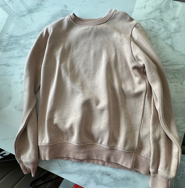 Sweater Threadbare (Category: Sleep and Loungewear) located in Singapore. Submitted by bigfizzyfish (Listing ID 1376313266, Image 1). Description: Hardly worn.