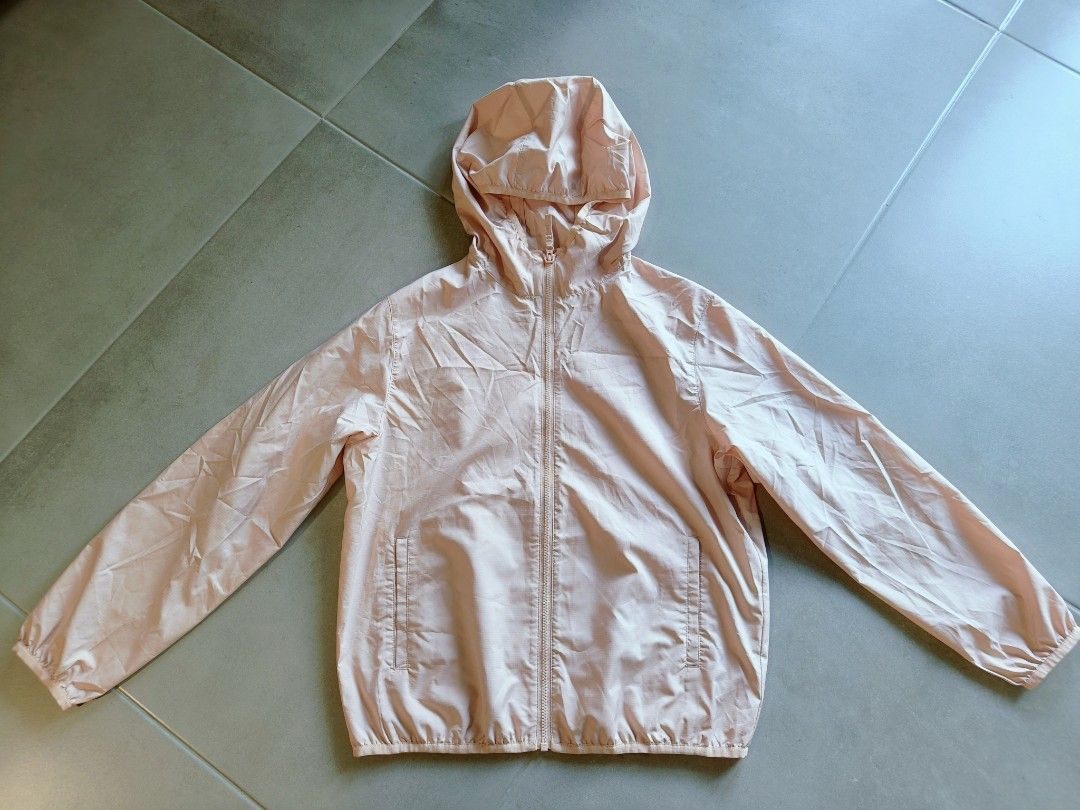 Uniqlo Pocketable Parka Kids (Category: Babies & Kids Fashion) located in Singapore. Submitted by foret_element (Listing ID 1376239585, Image 1). Description: Brand: Uniqlo Size: 140 Color: Pink ✅Quality waters repellent ✅UV Protection.