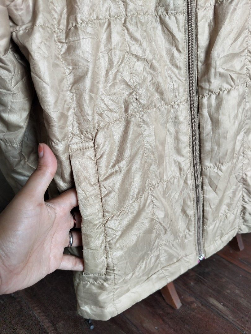 Uniqlo Reversible Two tone puffer/windbreaker (Category: Coats, Jackets and Outerwear) located in Cebu City. Submitted by paulactan (Listing ID 1376220267, Image 3). Description: reversible size 20x25 best fit sa medium women. but can fit upto large like new condition.