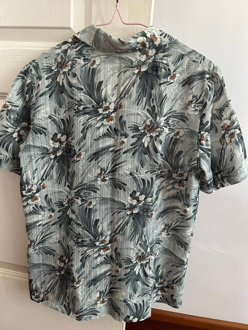 Vintage Floral Button Blouse (Category: Blouses) located in Singapore. Submitted by Thriftypretties (Listing ID 1376330855, Image 3). Description: .