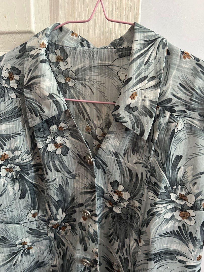 Vintage Floral Button Blouse (Category: Blouses) located in Singapore. Submitted by Thriftypretties (Listing ID 1376330855, Image 1). Description: .