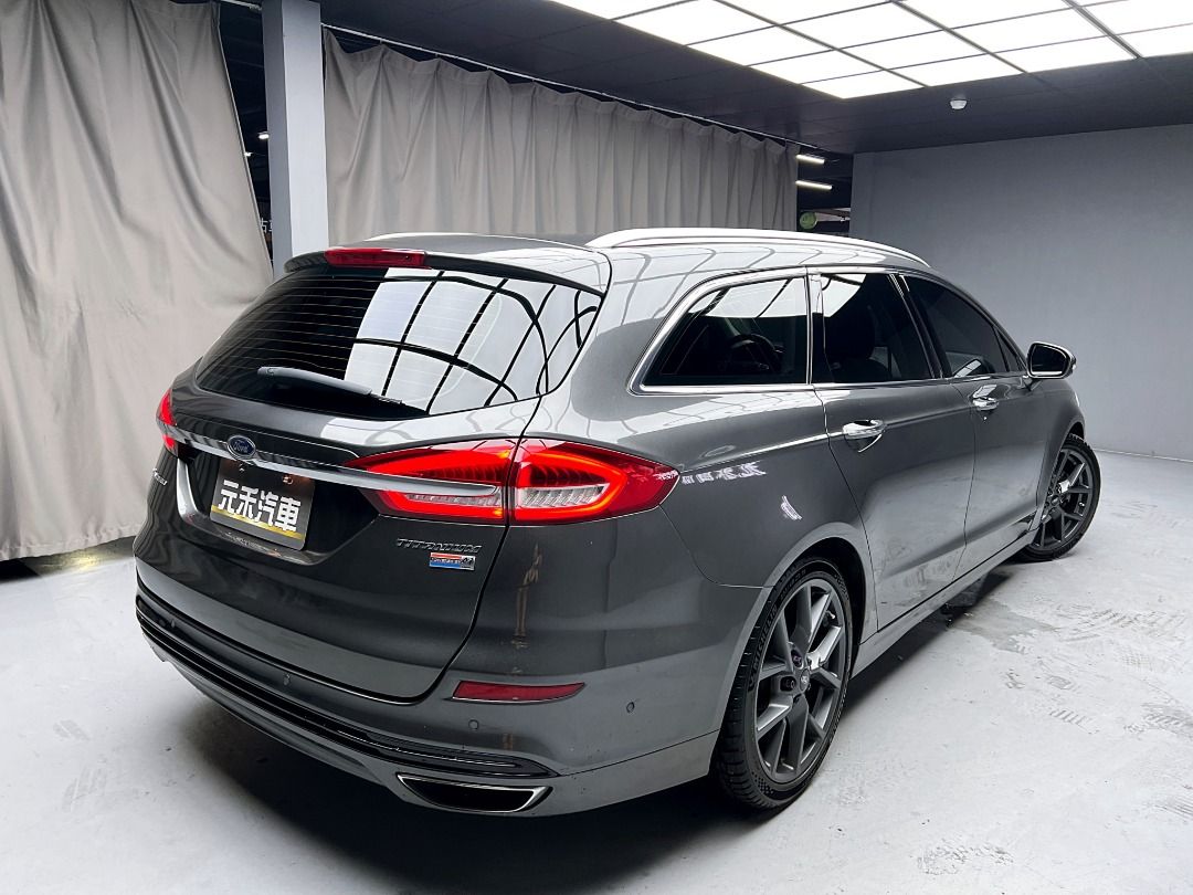 由 abc900616 (刊登 ID 1376555742，圖片 3) 提交，位於 新北市 (New Taipei) 的 2020 Ford Mondeo Wagon EcoBoost 240跑旅車型 2.0 汽油 (類別：汽車出售)，說明：🚗2020 Ford Mondeo Wagon EcoBoost 240跑旅車型 2.0 汽油 ⚠️來買車找阿吉 專業出擊⚠️ ✅里程保證：100000公里 ✨找阿吉甜甜價：60.8萬（新車售價133萬） ☎️24H服務：0980-528-993 記得找阿吉！（同Line） ❗️截圖來店找阿吉，讓阿吉有個服務的機會❗️ 「找阿吉全館全車系不限年份里程贈188天保固+開立足額發票」 ✨珍珠灰 渦輪增壓/直列四缸/240匹馬力、進口旅行車款、動力操控安全到位、ACC主動跟車/雙前電熱座椅/全景天窗/盲點偵測/CarPlay、升級19吋輕量化鋁圈/變形蟲方向盤 🔥重點配備：前後霧燈、後視鏡方向燈、LED日行燈/頭燈/尾燈、主動轉向頭燈、車頂行李架、全景