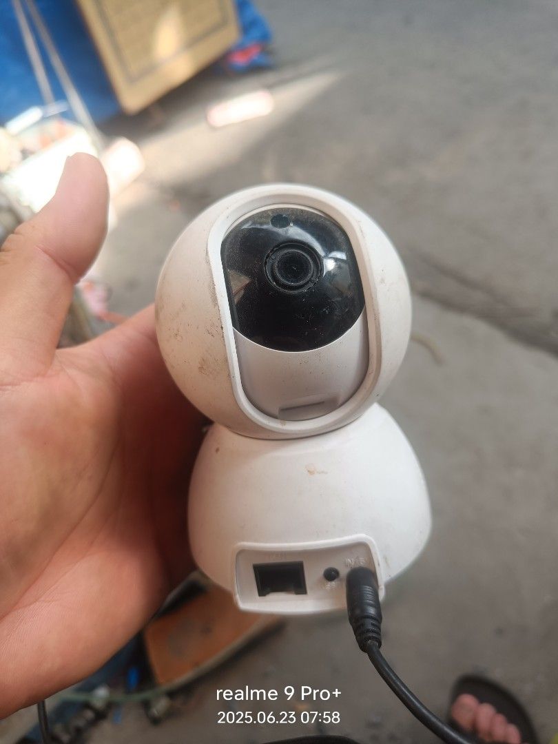 由 t09087892194238 (刊登 ID 1376421891，圖片 1) 提交，位於 高雄市 (Kaohsiung) 的 網路攝影機插電有英文提示音含電源。不知怎麼用 (類別：攝影機)，說明：。