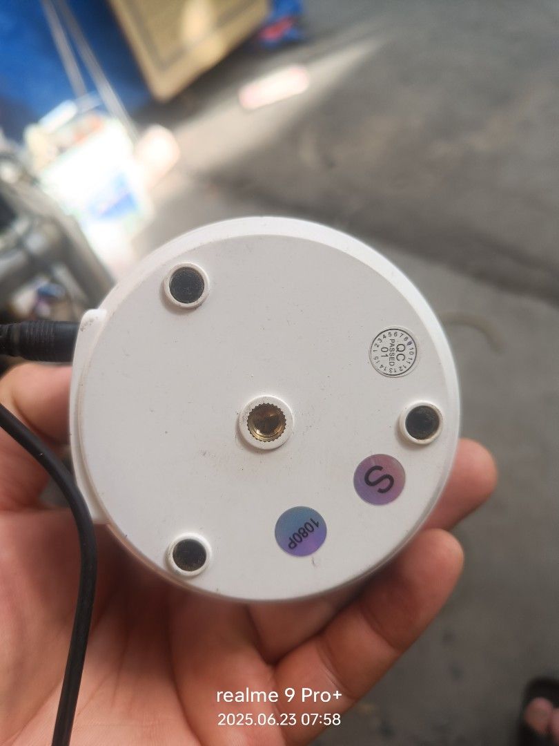 由 t09087892194238 (刊登 ID 1376421891，圖片 2) 提交，位於 高雄市 (Kaohsiung) 的 網路攝影機插電有英文提示音含電源。不知怎麼用 (類別：攝影機)，說明：。