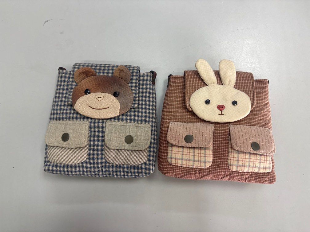 由 waterbling16764 (刊登 ID 1376448727，圖片 1) 提交，位於 新竹市 (Hsinchu City) 的 兒童側背包 (類別：嬰兒及兒童流行時尚)，說明：手工製作小包，沒有附背帶，兩個共200元。