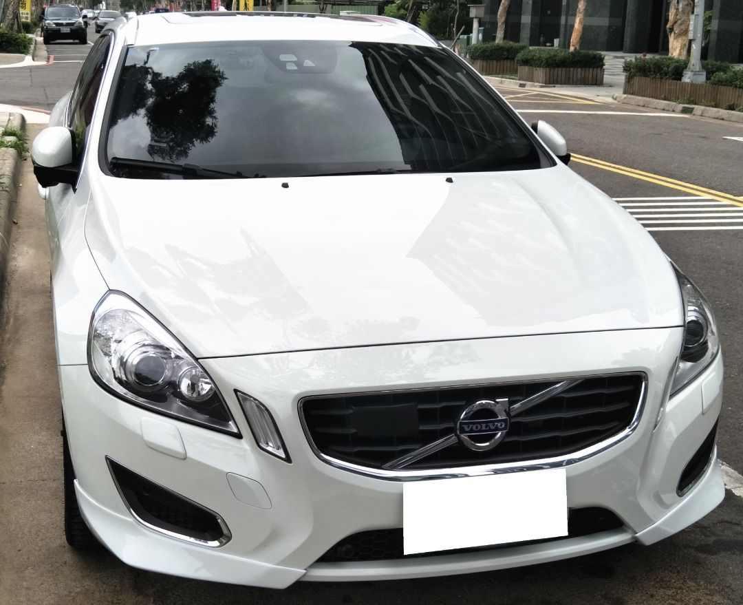 由 rongai613 (刊登 ID 1376455342，圖片 1) 提交，位於 新北市 (New Taipei) 的 中古車 2013 V60 VOLVO 柴油 休旅車 白色 專賣 二手 自用 國產 進口 代步 旅行車 掀背車 (類別：汽車出售)，說明：廠牌型號：VOLVO V60 ( 2.0L、柴油 ) 車輛年份：2013 / 11 預售金額：98000 所在地區：新北市林口區文化三路一段225巷22號 車輛里程：92000 KM 聯絡方式：0982-281-880 吳小姐 備註說明：ABS SRS*10 衛星導航 循跡防滑 倒車影像 恆溫空調 電動座椅*2 鋁圈 *** 車況佳無待修 歡迎預約賞車 *** 。