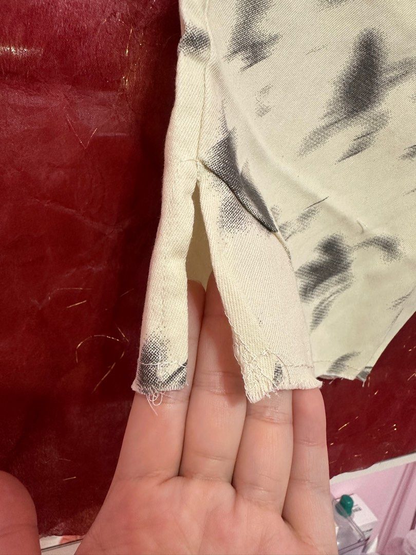 由 hola.tw (刊登 ID 1376579664，圖片 2) 提交，位於 嘉義市 (Chiayi City) 的 ［全新］粉刷造型褲 24小時出貨 (類別：嬰兒及兒童流行時尚)，說明：斜紋布料 短褲 褲管 可拉鬚 褲角微造型 非瑕疵 尺寸 ：100碼 💙商品拍攝會因燈光、角度不同，顏色有所差異 🖤不接受無故退貨（EX:色差、不符合期望、質量） 🧡高標準媽咪請繞道 ‼️有任何問題 請私訊 🧚‍♀️嘉義可面交。