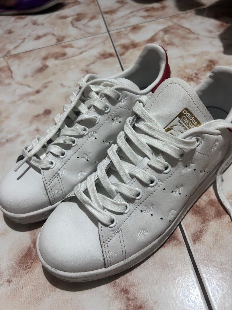 ADIDAS STAN SMITH (Category: Sneakers) located in Cavite. Submitted by elledecluttersss (Listing ID 1376540968, Image 1). Description: Adidas Stan Smith from Canada No box slight issue red stain on one pair.
