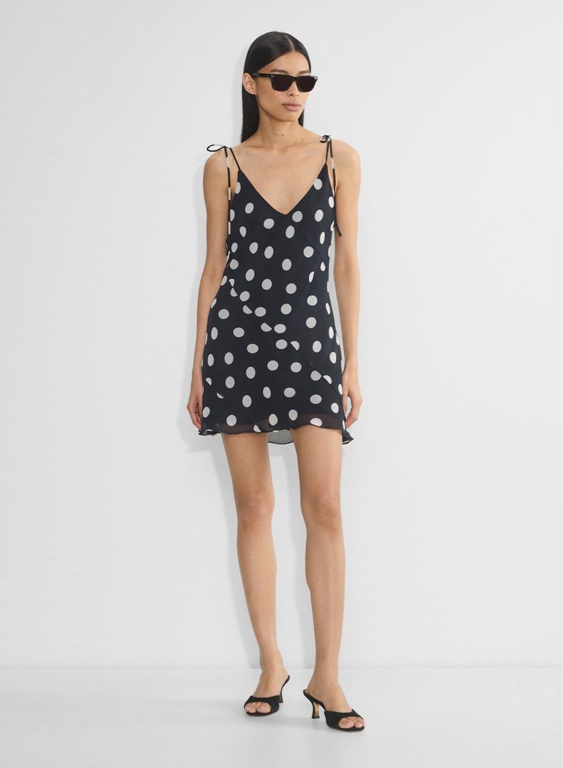 Aritzia Wilfred Priscilla Dress (Category: Dresses) located in San Juan City. Submitted by shop.girlypop (Listing ID 1376601624, Image 2). Description: Brand new, authentic, preorder Retails for $128 May come with damaged wash tags Sizes: Small.