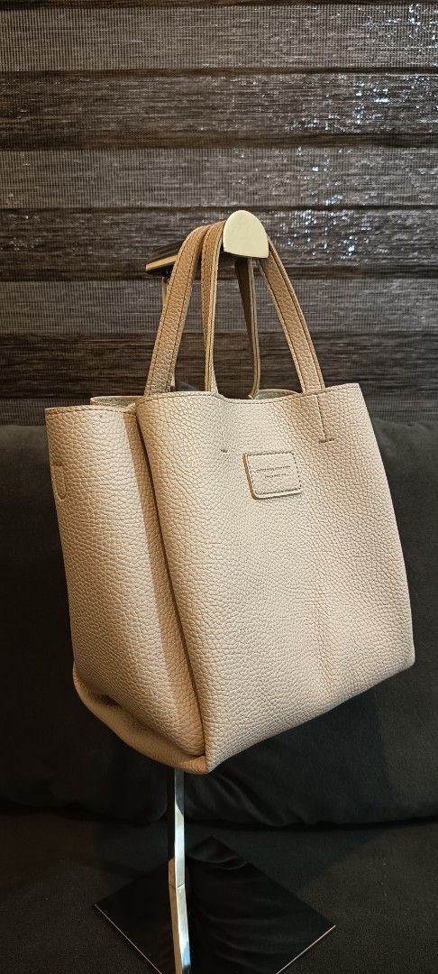AUTHENTIC CHERRY RED & STRAWBERRY AFIELD SINCE 1991 LEATHER HANDBAG (Category: Luxury Bags & Wallets) located in Binangonan. Submitted by retrovintagesourceph (Listing ID 1376489403, Image 3). Description: Wala syang sling Ikaw na bahala mag lagay.