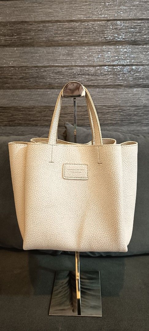 AUTHENTIC CHERRY RED & STRAWBERRY AFIELD SINCE 1991 LEATHER HANDBAG (Category: Luxury Bags & Wallets) located in Binangonan. Submitted by retrovintagesourceph (Listing ID 1376489403, Image 1). Description: Wala syang sling Ikaw na bahala mag lagay.
