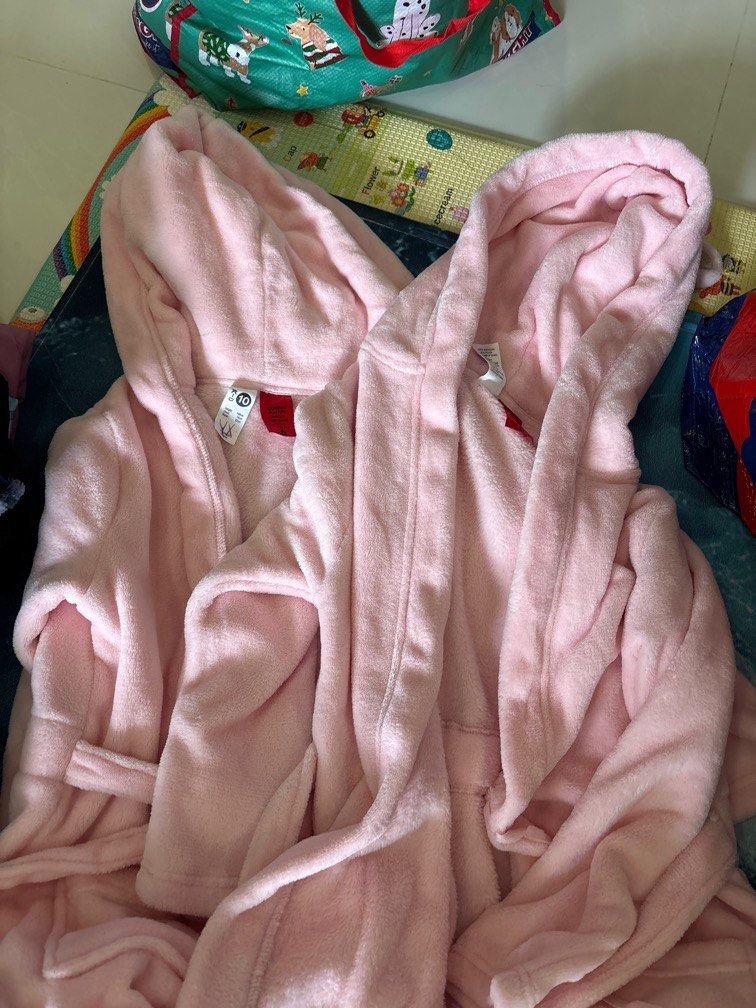 Bath robe (Category: Babies & Kids Fashion) located in Singapore. Submitted by linnetneo (Listing ID 1376436340, Image 1). Description: Good for 8-10 depending on child’s size $7 each .