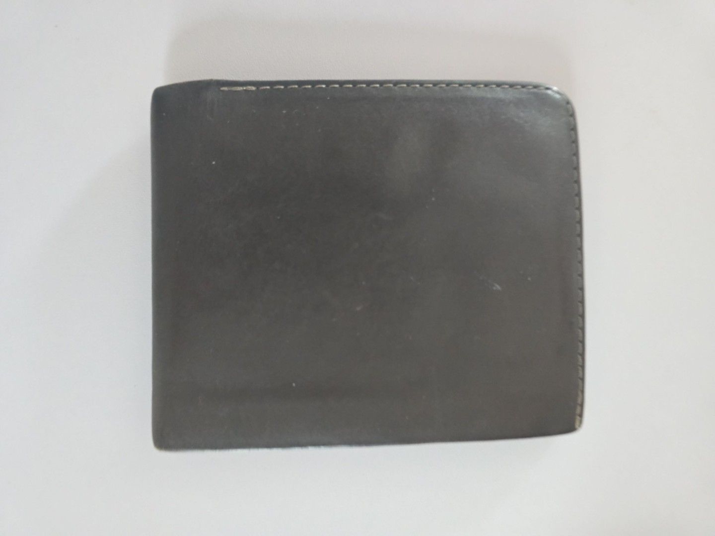 Bellroy The Square Java Wallet (Category: Wallets & Card Holders) located in Singapore. Submitted by dawnpcl (Listing ID 1376435324, Image 3). Description: still good condition except for a bit worn-off. bought at rtp 100+ come complete set with card & sleeve box..