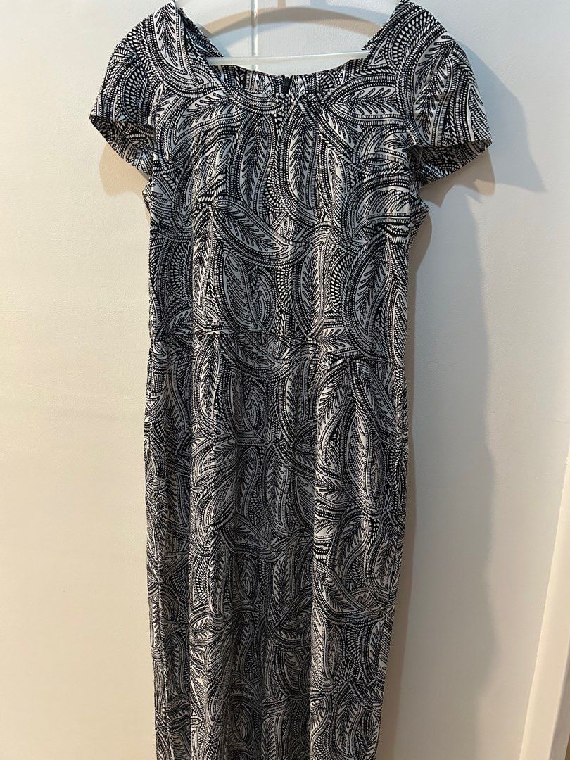 Black white printed Long Dress (Category: Dresses) located in Quezon City. Submitted by katcris (Listing ID 1376593659, Image 1). Description: Hardly been used Reason for selling : decluttering Length : 53 in Width : 19 in.