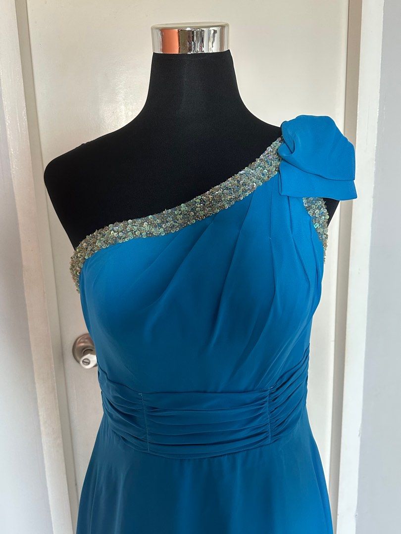 Blue Formal Gown (Category: Evening dresses & gowns) located in Quezon City. Submitted by ginggaloo (Listing ID 1376525103, Image 3). Description: Cerrulean blue formal gown. Wearer height 5’2” Was used as custom gown for bridesmaid Bust - 36in Waist - 29-30in Gown Length - 56in.