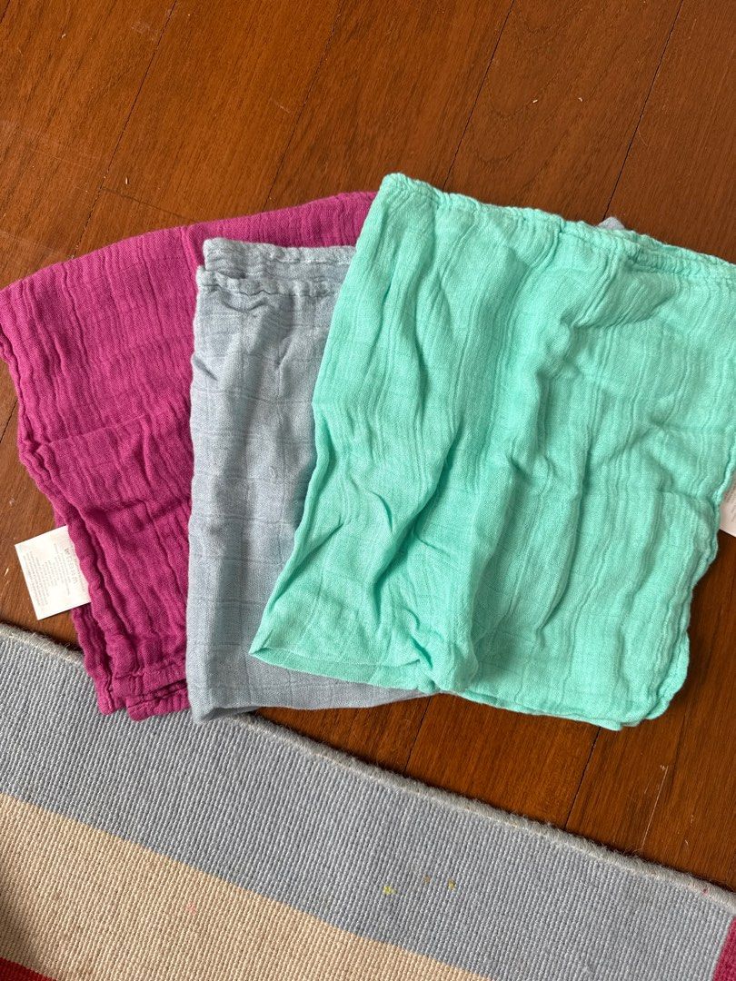 Brand new never used Raph & Remy 3 bamboo burp Cloths (Category: Breastfeeding & Bottle Feeding) located in Singapore. Submitted by marjhan.k (Listing ID 1376434263, Image 1). Description: Given as a gift Never used Smartpac $2.
