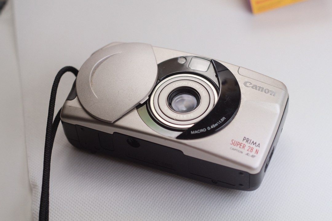 由 cameradoge (刊登 ID 1376531731，圖片 1) 提交，位於 台北市 (Taipei) 的 Canon Prima Super 28N (Autoboy Luna 28 )底片傻瓜相機 (類別：相機)，說明：Canon 經典傻瓜相機具備 28–70mm 變焦鏡頭，操作簡單，自動對焦自動測光自動閃光，非常適合新手入門。 •Canon Zoom Lens：28–70mm f/5.6–7.8，廣角起跳，非常適合記錄生活 • 自動對焦、自動曝光、自動過片，全自動操作 •內建閃光燈，支援自動閃、強制閃、關閉等模式 • 使用 CR123A 鋰電池 x1（自備） 外觀如新非常漂亮！ 相機正常過電，閃光燈可觸發，鏡頭伸縮順暢 背蓋 LCD 顯示正常，按鍵功能皆可使用 有實拍可以參考 。