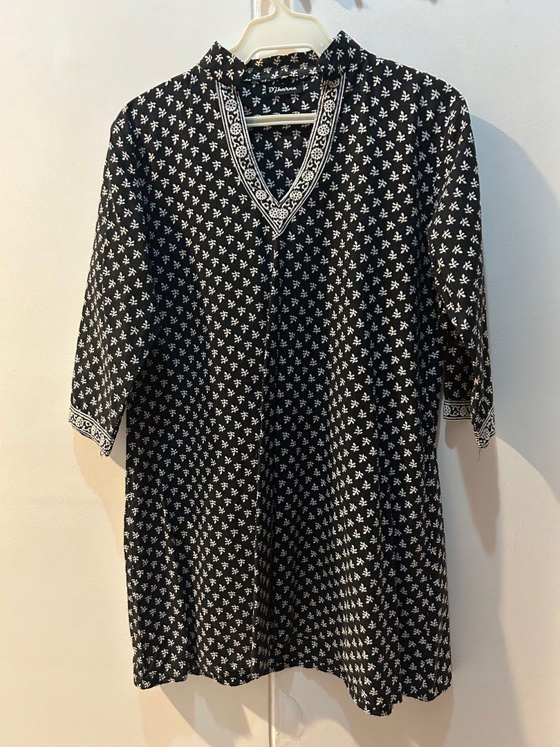 Cotton black printed tunic blouse (Category: Blouses) located in Quezon City. Submitted by katcris (Listing ID 1376512371, Image 1). Description: Reason for selling : small for me Length : 32 in Width : 21 in.