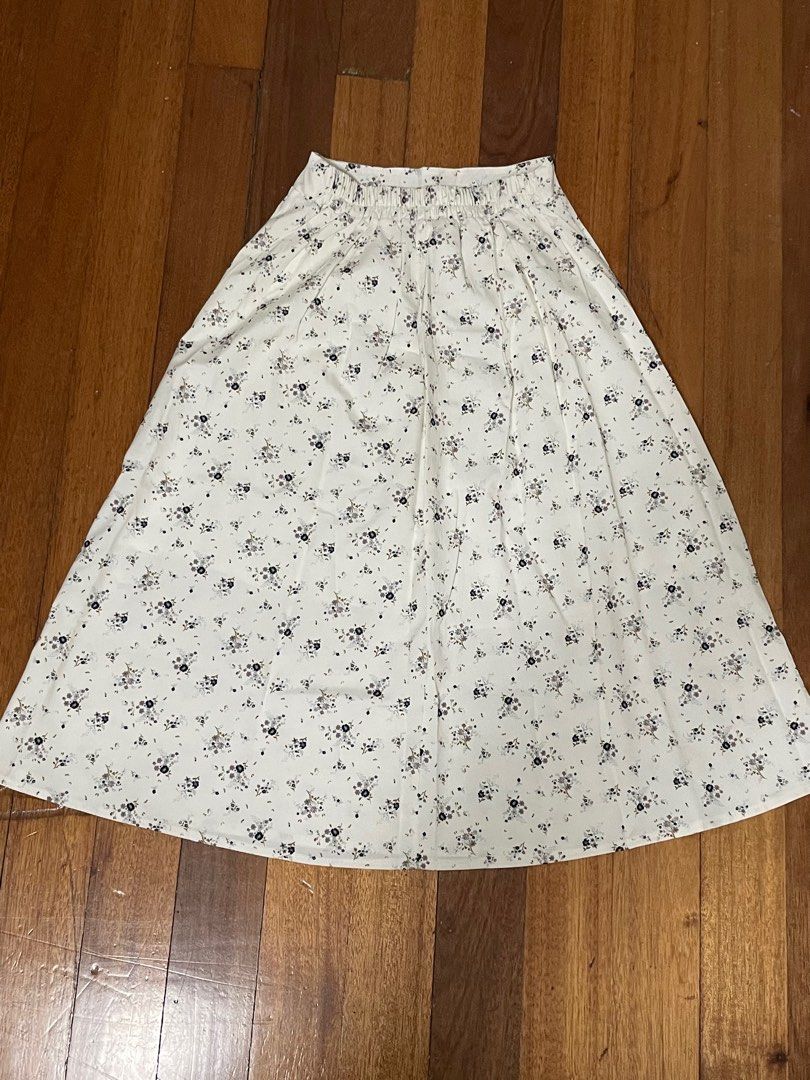 Cream Floral Skirt (Category: Skirts) located in Quezon City. Submitted by mnl.declutter (Listing ID 1376524832, Image 2). Description: Cream Floral Skirt •garterized at the back •bought in hongkong for approx. ₱800 •has pockets Size guide •length ≈ 29 in DM for any questions or inquiries! 😊 MOP - Gcash SF - c/o buyer.