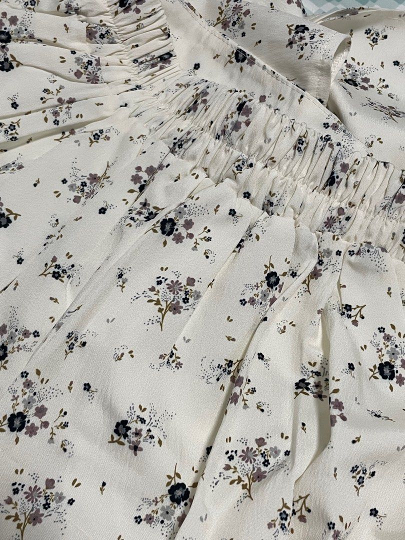 Cream Floral Skirt (Category: Skirts) located in Quezon City. Submitted by mnl.declutter (Listing ID 1376524832, Image 3). Description: Cream Floral Skirt •garterized at the back •bought in hongkong for approx. ₱800 •has pockets Size guide •length ≈ 29 in DM for any questions or inquiries! 😊 MOP - Gcash SF - c/o buyer.