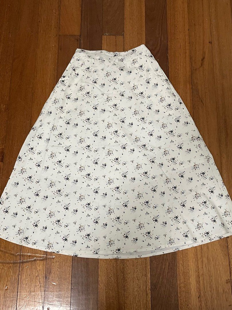 Cream Floral Skirt (Category: Skirts) located in Quezon City. Submitted by mnl.declutter (Listing ID 1376524832, Image 1). Description: Cream Floral Skirt •garterized at the back •bought in hongkong for approx. ₱800 •has pockets Size guide •length ≈ 29 in DM for any questions or inquiries! 😊 MOP - Gcash SF - c/o buyer.
