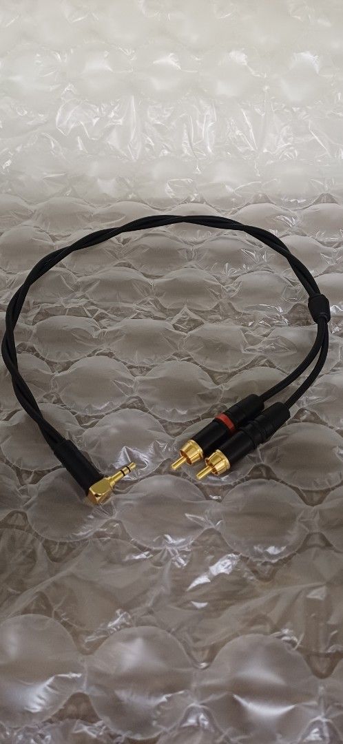 Desktop length 3.5mm trs to 2RCA Audio Hi-Fi Interconnect Vandamme Silver Cable (Category: Headphones & Headsets) located in Singapore. Submitted by eartaudio (Listing ID 1376434855, Image 2). Description: Desktop Stackup Mini Length (50cm) 3.5mm trs to 2RCA Male Audio Hi-Fi Stereo Interconnect Cable Vandamme Studio Pro Grade Silver Over OFC conductors wire Shielded alu foil insulation wrapped Angled / Straight 3.5mm Stereo plug REAN Gold contact