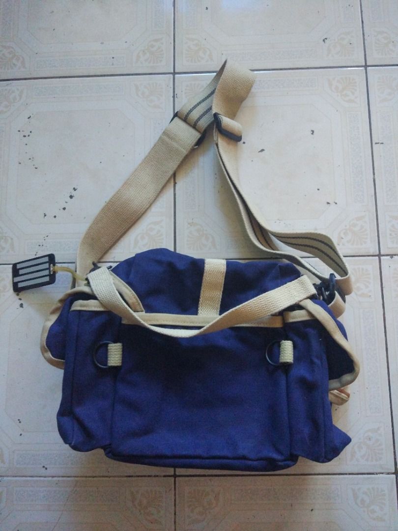 Domke F-3X Camera Bag (Category: Camera Bags & Carriers) located in Pasay City. Submitted by denimdude.ph (Listing ID 1376494955, Image 2). Description: made in USA.
