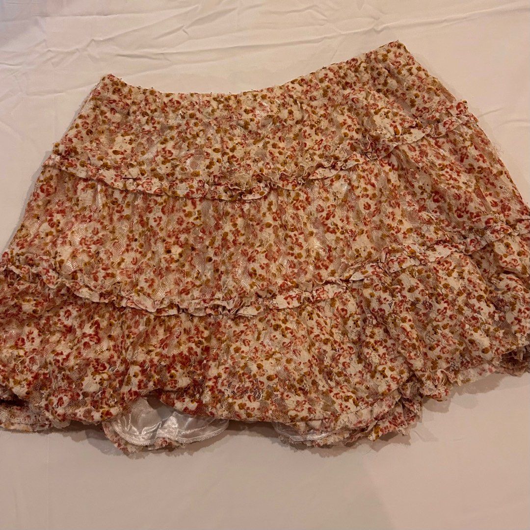 flowy floral boho mini skirt (Category: Skirts) located in Muntinlupa City. Submitted by lcvefool (Listing ID 1376566595, Image 2). Description: [CURRENTLY ABROAD] bought second hand — manage your expectations! signs of usage but still very cute and nice for the summer very stretchy — fits small to large (may be loose for xs) mop: gcash mod: grab/lalamove/ggx.