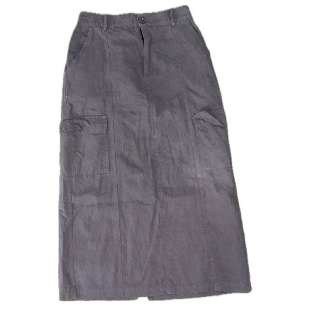 Grey Knee-Length Cargo Skirt (Category: Skirts) located in Mabalacat. Submitted by jiwitubi (Listing ID 1376563336, Image 1). Description: • back slit • button and zipper is in good condition • has pockets • dm for more pics • mod: j&t • mop: gcash (payment first before shipment) • customer will shoulder delivery fee.