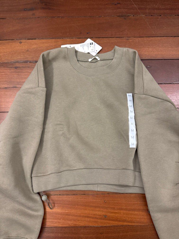 GU army green cropped sweater (Category: Coats, Jackets and Outerwear) located in Quezon City. Submitted by jscla (Listing ID 1376510512, Image 1). Description: .