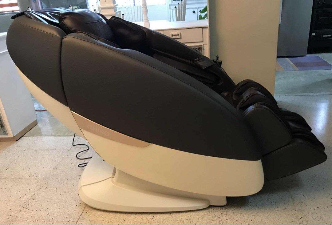 Hiro Hi-Supreme Massage Chair (Category: Massage Devices) located in Quezon City. Submitted by docshop.orig (Listing ID 1376478245, Image 2). Description: RFS: Owner moving abroad In excellent working and almost unused (no damage) condition. Still in the market selling for 190k With free foot massager (unused) Slightly negotiable .