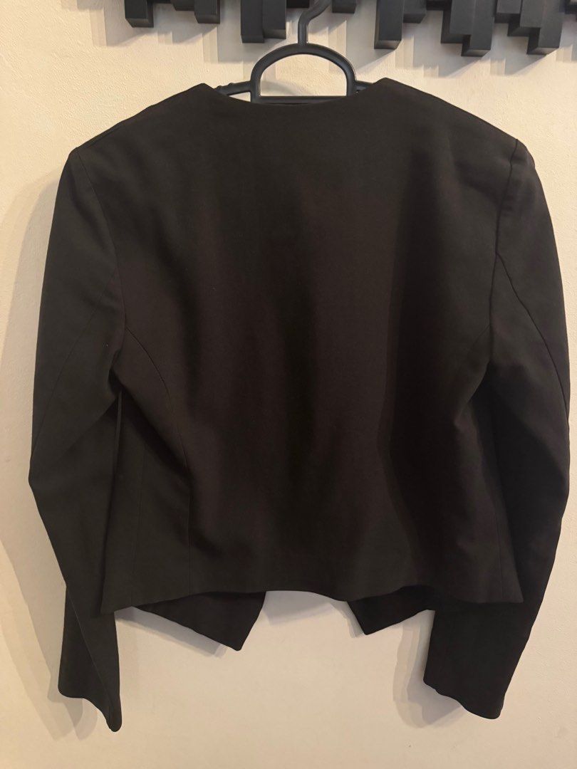 H&M Black Cropped Blazer (Category: Coats, Jackets and Outerwear) located in Singapore. Submitted by thewanderstore (Listing ID 1376433768, Image 3). Description: Hardly used good condition Size XS Cropped blazer with pockets easy to pair +$2 normal postage.