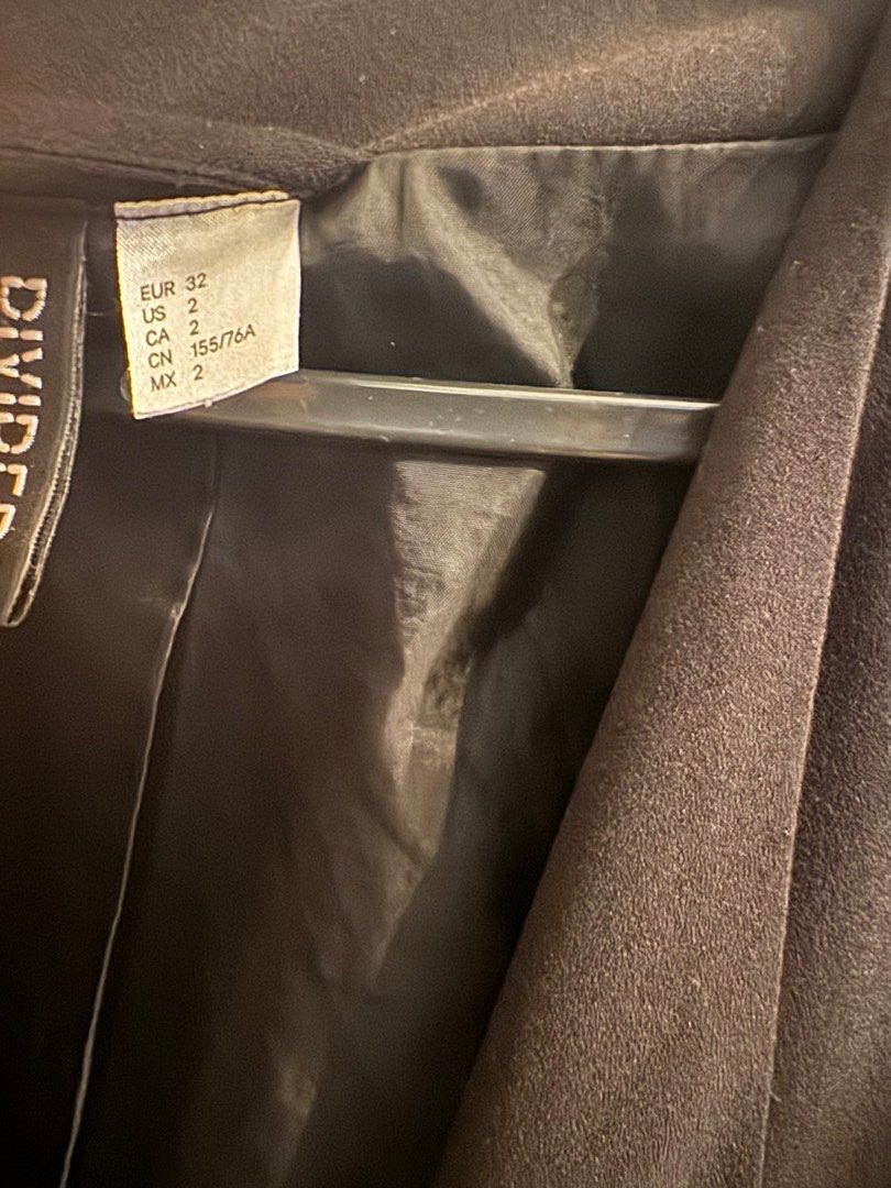 H&M Black Cropped Blazer (Category: Coats, Jackets and Outerwear) located in Singapore. Submitted by thewanderstore (Listing ID 1376433768, Image 2). Description: Hardly used good condition Size XS Cropped blazer with pockets easy to pair +$2 normal postage.