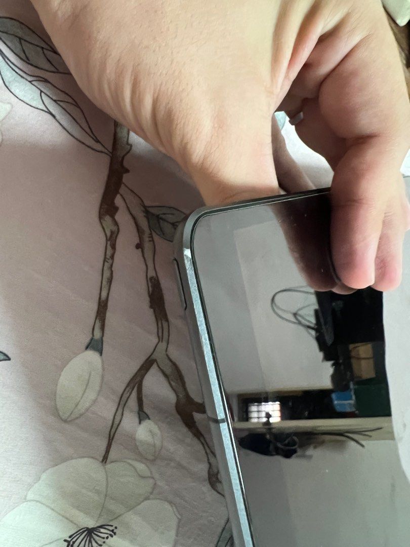 (Category: iPad) located in Singapore. Submitted by catlover09_rabbit (Listing ID 1376483502, Image 3). Description: - iPad Air 3rd Generation with Wi-Fi and cellular - Includes original box and charging cable - Screen protector pre-applied - Minor cosmetic wear on one corner - Fully functional and ready for setup.