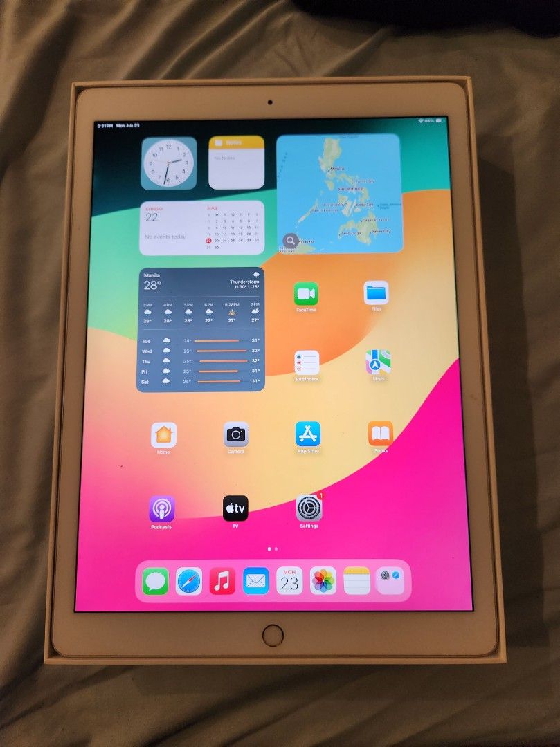 iPad Pro 12.9 2nd Gen Silver 64 GB Wifi Only (Category: iPad) located in Quezon City. Submitted by thehesitantonlineseller (Listing ID 1373406789, Image 2). Description: ITEM IS AVAILABLE UNLESS TAGGED AS SOLD. THANK YOU. Hi Everyone, I am selling an iPad Pro 2nd Gen unit (2017) at Php11,000 iPad Pro 2017 2nd Gen Php11,000 Silver 64 GB Has minimal scratches on the back includes Box and Papers. No other inclusions. Item is strictly for sale and is